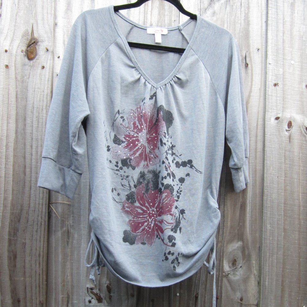 Woman's Large Gray/Black/Red Floral Pattern Lena Petites 3/4 Sleeve Blouse